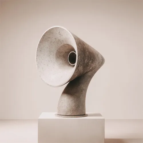 Megaphone aus Beton auf einem Betonsockel.